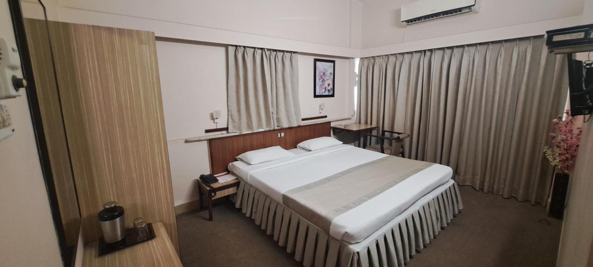 Hotel Swaroop Pune Esterno foto
